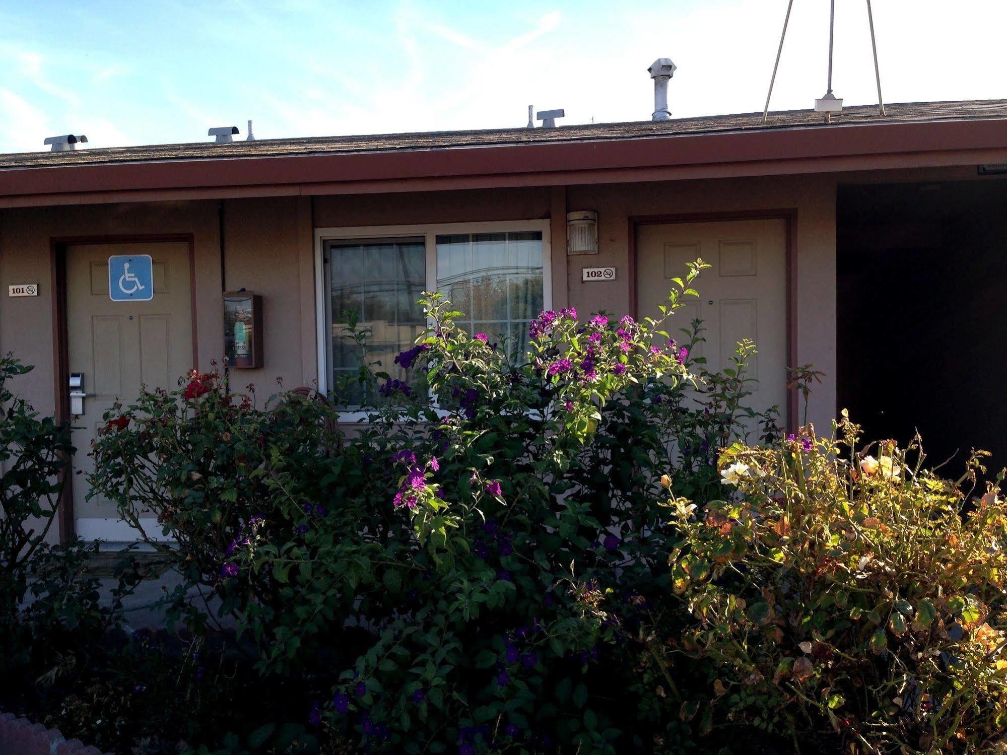 Maple Inn And Suites Los Banos Exterior foto